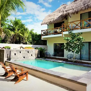 Boutique La Puerta Azul Beachfront - Adults Only מלון